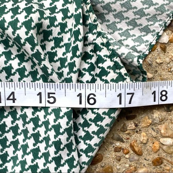 Banana Republic 100% Silk Green Cream Houndstooth Summer Blouse Size M - Picture 4 of 7